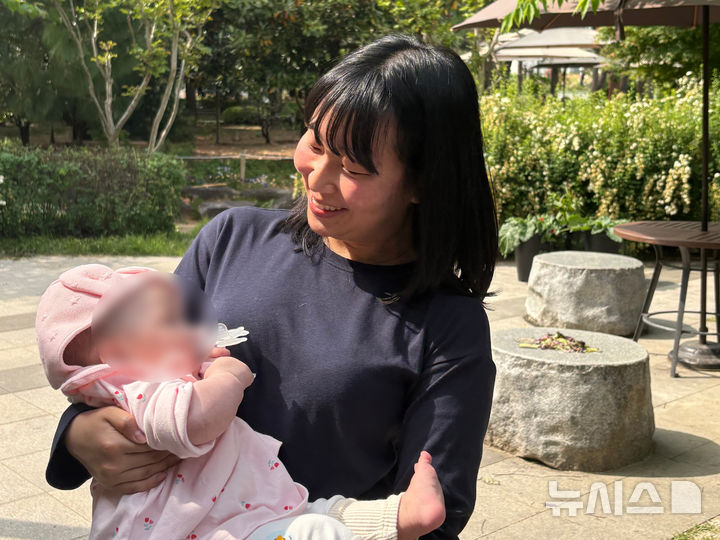 도로공사 전북본부 꽃심봉사단원들이 전주수목원을 찾은 미혼모의 자녀를 돌보고 있다.(사진=한국도로공사 전북본부 제공) *재판매 및 DB 금지