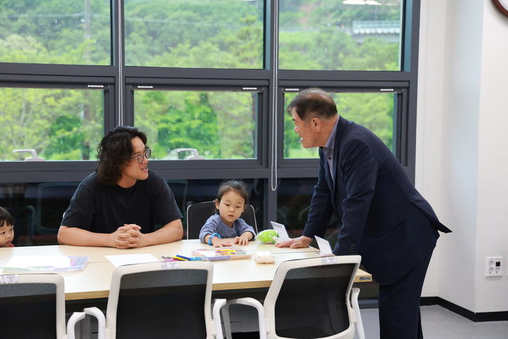 [산청=뉴시스] 경남 산청군 아빠단-아빠생활백서 발대 (사진=산청군 제공) 2025.06.16. photo@newsis.com *재판매 및 DB 금지