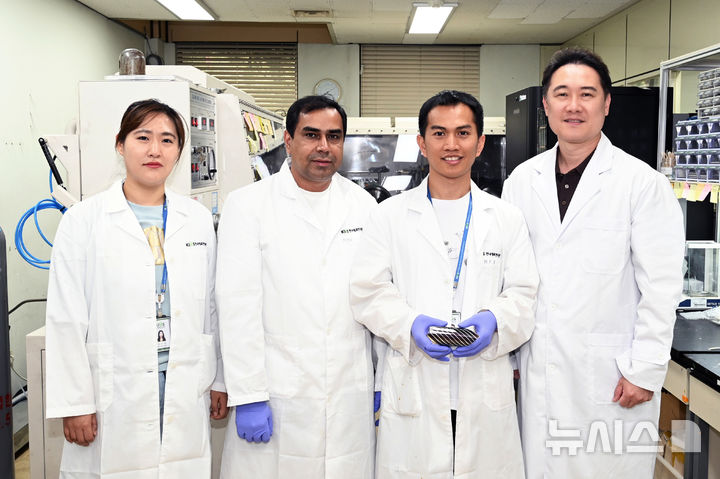 [창원=뉴시스] 고습도 환경에서도 안정적인 고효율·고내구성 페로브스카이트 태양전지를 개발한 한국재료연구원 연구팀. 김소연 책임연구원(왼쪽부터), 자한다르 무함바드 선임연구원, 무흐 파드힐 알바브 박사과정 학생연구원(논문 제1저자), 임동찬 책임연구원. (사진=한국재료연구원 제공) 2025.06.16. photo@newsis.com