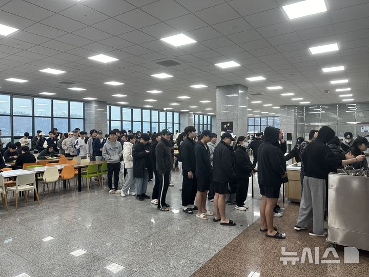 [성남=뉴시스] 가천대 학생들이 제3학생생활관 학생식당에서 '천원의아침밥'을 이용하기 위해 줄을 서고 있다 (사진=가천대 제공) 2025.06.16.photo@newsis.com