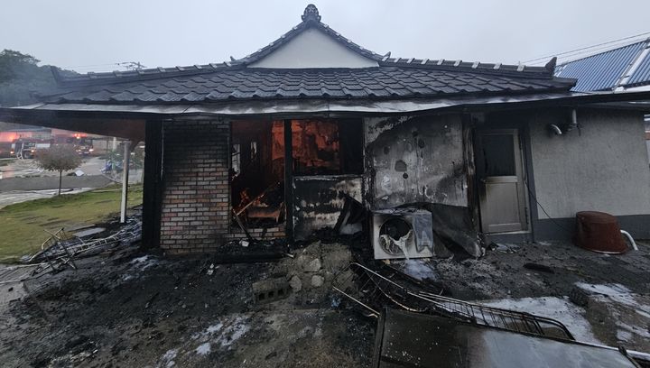 [해남=뉴시스] 16일 오전 3시10분께 전남 해남군 한 1층 주택해서 불이 났다. 이 불로 방화 용의자 70대 남성이 숨진 채 발견됐다. 집 안에 있던 부부는 불이 난 직후 스스로 대피했다. (사진=전남소방본부 제공) 2025.06.16. photo@newsis.com *재판매 및 DB 금지