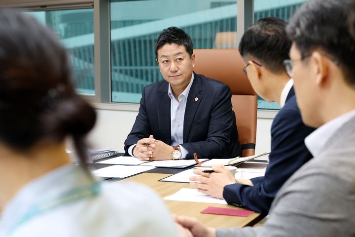 [수원=뉴시스] 김진경 경기도의회 의장이 16일 오전 의장 접견실에서 대안교육기관 급식예산 분담 관련 정담회를 열고 있다. (사진=경기도의회 제공) 2025.06.16. photo@newsis.com *재판매 및 DB 금지