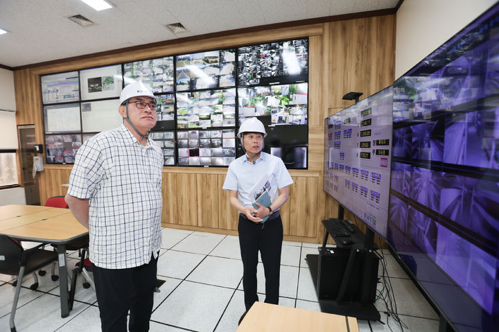 [서울=뉴시스]국민체육진흥공단은 올림픽공원의 전력과 냉난방 등을 통합 관리하는 중앙공급실을 찾아 안전 점검을 실시했다고 16일 밝혔다. (사진=국민체육진흥공단) 2025.06.16. photo@newsis.com *재판매 및 DB 금지