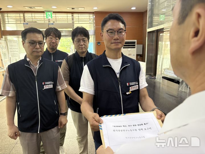 [서울=뉴시스] 한이재 수습 기자= 16일 오전 서울 용산구 대통령실 인근에서 국가R&D 혁신, 연구 현장 정상화 촉구 기자회견을 마친 공공운수노조 임원들이 국방부 종합민원실로 찾아가 대통령 비서실 행정관에게 17개의 정책 요구를 건네고 있다. 2025.06.16. nowone@newsis.com