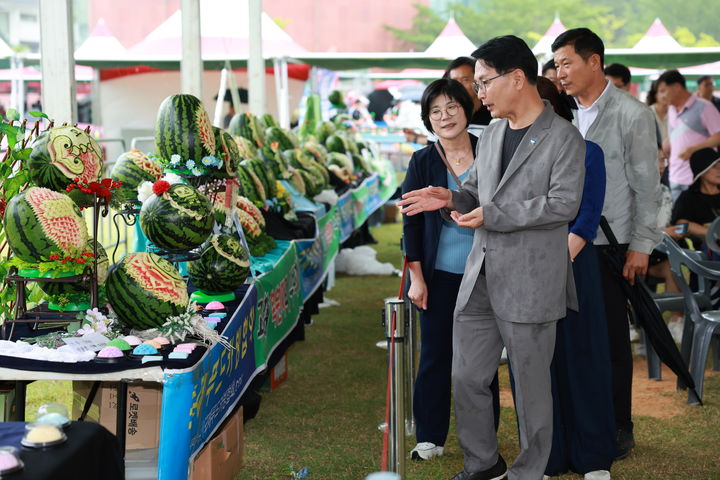 [고창=뉴시스] 16일 고창군이 오는 20일~22일 선운산도립공원에서 '풍천장어와 함께하는 제22회 고창 복분자와 수박축제'가 열린다고 밝혔다. 심덕섭 군수가 지난해 축제에서 펼쳐진 수박카빙대회 작품을 들러보고 있다. *재판매 및 DB 금지