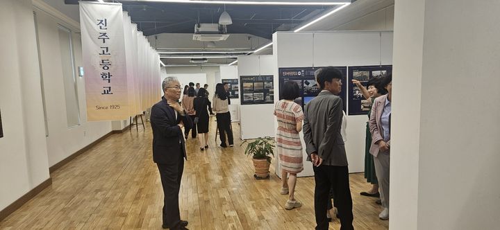 [진주=뉴시스] 진주교육지원청 '진주백년학교 기록 전시회'. (사진=진주교육청 제공) 2025.06.16. photo@newsis.com *재판매 및 DB 금지