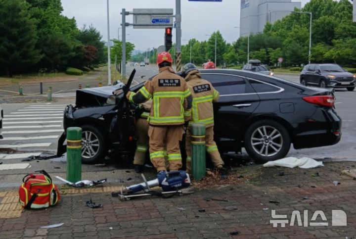 [청주=뉴시스] 사고로 파손된 차량 (사진= 청주동부소방서 제공) 2025.06.16. photo@newsis.com *재판매 및 DB 금지