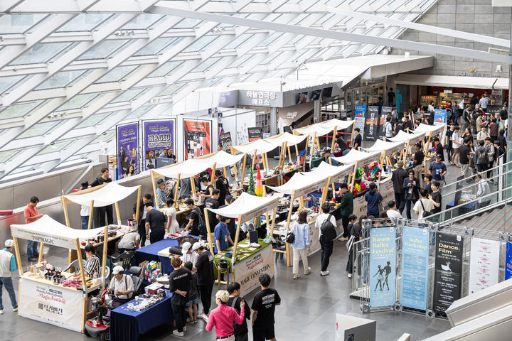 [부산=뉴시스] 지난해 열린 제19회 부산국제마술페스티벌 영화의전당 로비 부대행사. (사진=부산국제마술페스티벌 제공) 2025.06.16. photo@newsis.com *재판매 및 DB 금지