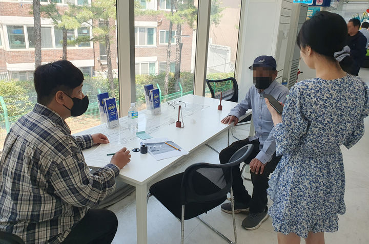 [서산=뉴시스] 지난 11일 서산시 공무원이 노숙인 쉼터에 있는 중국인 A씨와 동행해 중국대사관을 방문, 면담을 진행하고 있다. (사진=서산시 제공) 2025.06.16. photo@newsis.com *재판매 및 DB 금지