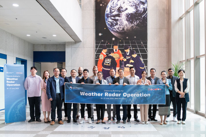 [서울=뉴시스] 외국인 기상레이더 운영기술 향상과정 입교식 (사진=기상청 제공) 2025.06.16. photo@newsis.com *재판매 및 DB 금지