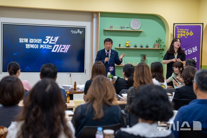 [증평=뉴시스] 서주영 기자 = 16일 충북 증평군 돌봄나눔플러스센터에서 열린 '군민과 함께하는 브런치 톡(Talk)톡(Talk) 릴레이' 행사에서 이재영 군수가 주민들과 소통하고 있다. (사진= 증평군 제공) 2025.06.16. photo@newsis.com