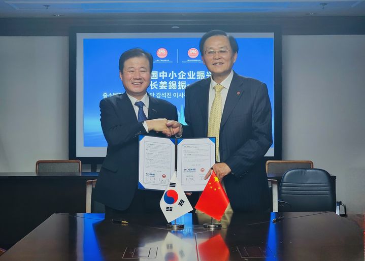 [서울=뉴시스] 강석진 중소기업진흥공단 이사장이 16일(현지 시간) 중국 상하이에서 관웨이용 상하이시 경제단체연합회장과 기념 촬영을 하는 모습. (사진=중소기업진흥공단 제공) 2025.06.16. photo@newsis.com *재판매 및 DB 금지