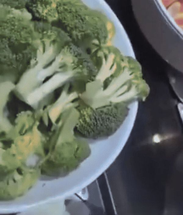 [서울=뉴시스]중국 베이징의 한 회전식 훠궈 식당에서 회전식 컨베이어 벨트 위로 쥐가 기어다니는 장면이 포착돼 논란이 일고 있다.(사진=샤오샹천바오) *재판매 및 DB 금지 *재판매 및 DB 금지