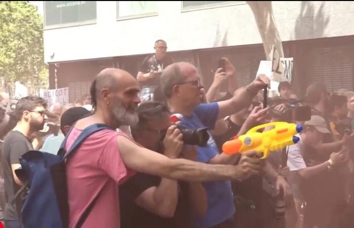 [바르셀로나=AP/뉴시스] 15일 스페인 바르셀로나에서 과잉 관광 반대 시민이 관광객들에게 물총을 쏘는 시위를 벌이고 있다.2025.06.16.&nbsp; *재판매 및 DB 금지