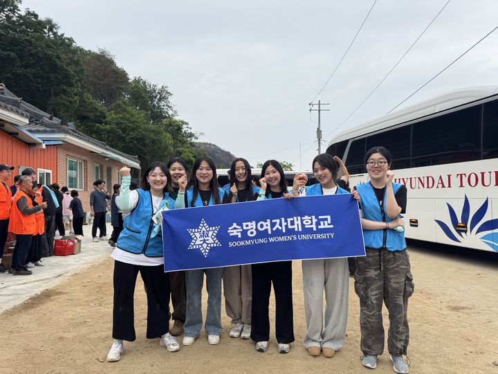 숙명여대 학생과 교직원들이 지난 13일 경북 안동시 길안면에서 산불 피해 이재민을 위한 봉사활동에 참여했다. (사진=숙명여대 제공)&nbsp; *재판매 및 DB 금지