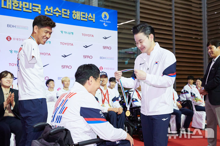 [서울=뉴시스]장애인체육회 대한민국 선수단장으로 활동한 배동현 이사장. (사진=대한장애인체육회 제공)