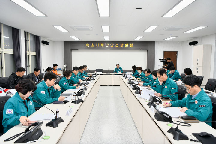 [속초=뉴시스] 속초시 폭염추진 관련 상횡회의를 갖고 있는 모습.(사진=속초시 제공)photo@newsis.com *재판매 및 DB 금지