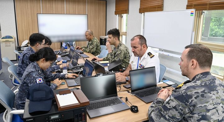 [부산=뉴시스] 해군은 16일부터 27일까지 부산 해군 전투력복원센터에서 '2025 다국적 선박 협조 및 안내 연합연습'(이하 벨부이)을 실시한다고 밝혔다. (사진=해군 제공) 2025.06.16. photo@newsis.com *재판매 및 DB 금지