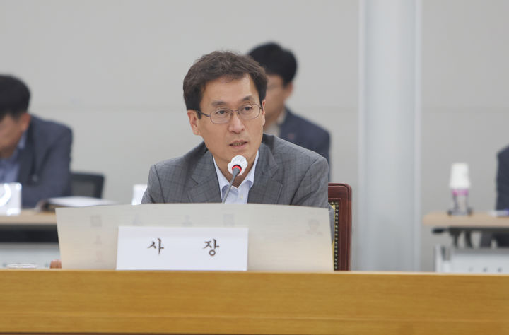 [서울=뉴시스] 함진규 한국도로공사 사장이 16일 내부통제위원회를 열고 임원들에게 내부통제의 중요성을 강조하고 있다. 2025.06.16. (사진=도로공사 제공) photo@newsis.com *재판매 및 DB 금지