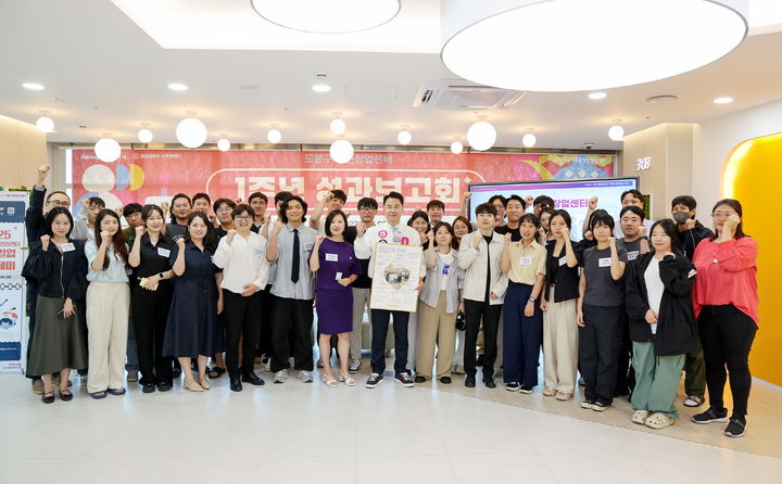 [서울=뉴시스] 오언석 도봉구청장(가운데)과 도봉구 청년창업센터 입주기업 관계자들이 다 함께 센터 1주년을 기념해 단체 사진을 찍고 있다. 2025.06.16. (사진=도봉구 제공) *재판매 및 DB 금지