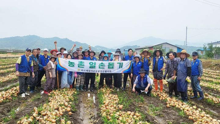 [함양=뉴시스] 바르게살기운동함양군협의회 농촌일손돕기. (사진=함양군 제공) 2025.06.16. photo@newsis.com *재판매 및 DB 금지