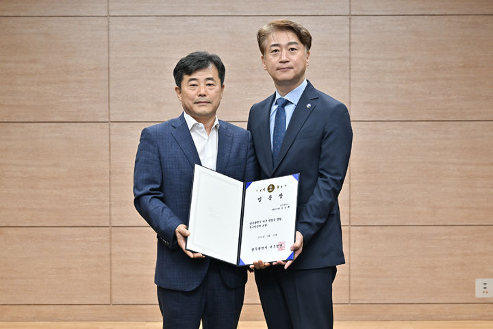 [광주=뉴시스] 광주 서구는 신임 부구청장으로 김성배(왼쪽) 전 광주시 문화체육실장이 취임했다고 16일 밝혔다. (사진 = 광주 서구 제공) 2025.06.16. photo@newsis.com *재판매 및 DB 금지