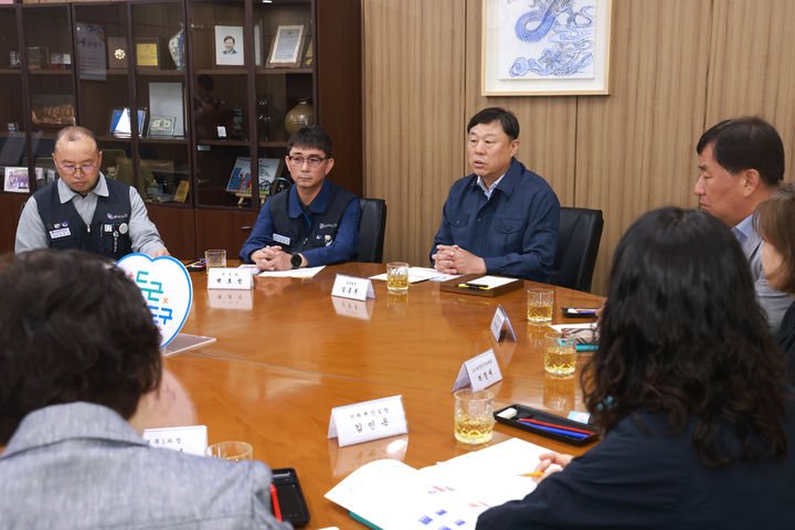 [울산=뉴시스] 박수지 기자 = 울산시 동구가 16일 구청장실에서 김종훈 동구청장과 백호선 전국금속노조 지부장이 참석해 주요 노동정책 및 상생 협력을 위한 간담회를 진행하고 있다. (사진=동구 제공) 2025.06.16. photo@newsis.com *재판매 및 DB 금지