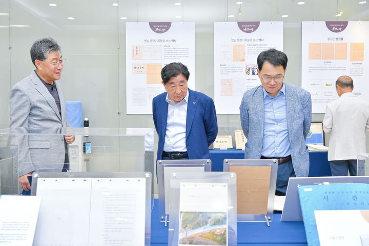 [횡성=뉴시스]기록물 전시를 둘러보는 김명기 군수(가운데). *재판매 및 DB 금지