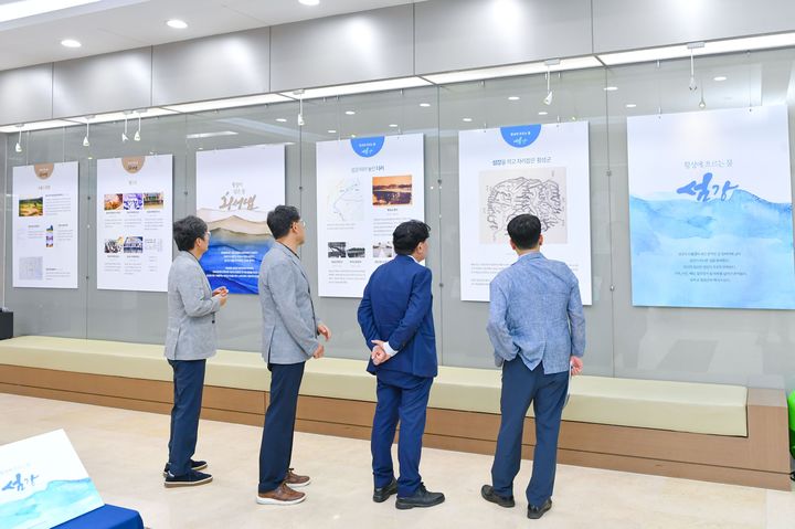 [횡성=뉴시스]기록물 전시를 둘러보는 모습. *재판매 및 DB 금지