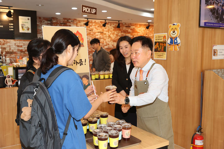 [공주=뉴시스] 음료수를 나눠주는 국립공주대 임경호 총장. (사진=국립공주대 제공) *재판매 및 DB 금지