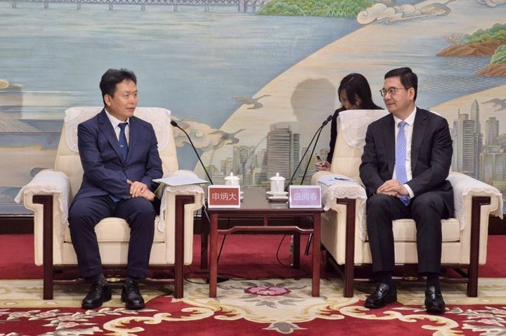 [청주=뉴시스] 신병대 충북 청주부시장(왼쪽)이 16일 중국 후베이성 우한시청에서 성위에춘 시장과 만나 자매결연 25주년을 회고하고, 앞으로의 협력 강화 방안을 논의하고 있다. (사진=청주시 제공) 2025.06.16. photo@newsis.com *재판매 및 DB 금지