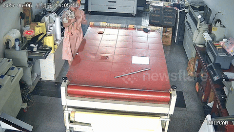 [뉴시스] 중국 장시성 주장시에 위치해있는 한 인쇄 및 광고 매장의 CCTV. (사진= docnhanh) *재판매 및 DB 금지 *재판매 및 DB 금지