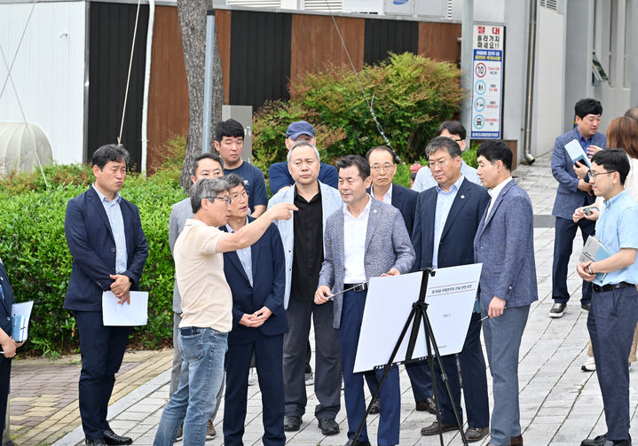 [울산=뉴시스] 울산 중구는 16일 우정혁신도시 에일린의뜰 1차 아파트 옆 도로에서 상습 교통 정체 구간 현장점검을 실시했다. 이번 현장점검에는 김영길 중구청장과 천창수 울산시교육감, 관계 공무원, 공동주택 관계자 및 입주민 등 15명이 참여했다. (사진=울산 중구 제공) 2025.06.16. photo@newsis.com *재판매 및 DB 금지