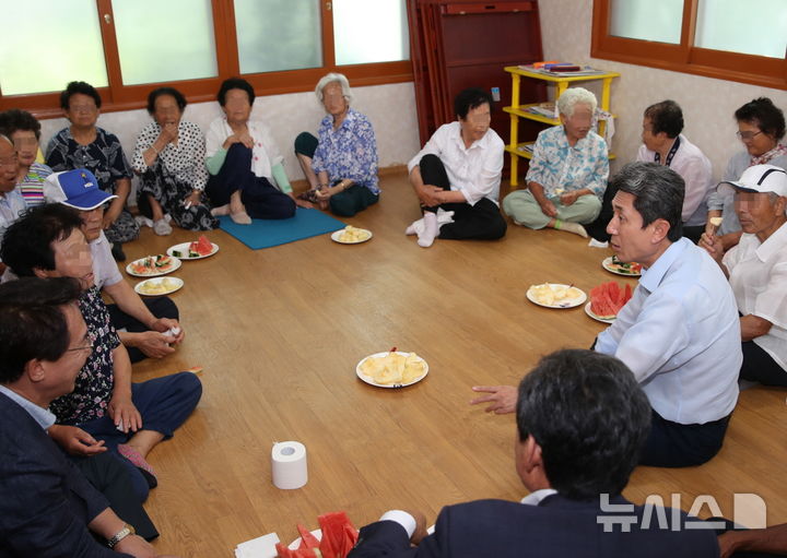 [포항=뉴시스] 송종욱 기자 = 경북 포항시가 올해 여름 찌는 듯한 불볕더위에 취약 계층 보호를 위해 무더위 쉼터를 운영하고, 재난 도우미·복지 인력을 활용해 건강 관리 체계를 구축했다. 사진은 이강덕 시장이 북구 청하면 한 경로당을 방문해 어르신의 건강을 살피는 모습. (사진=포항시 제공) 2025.06.16. photo@newsis.com