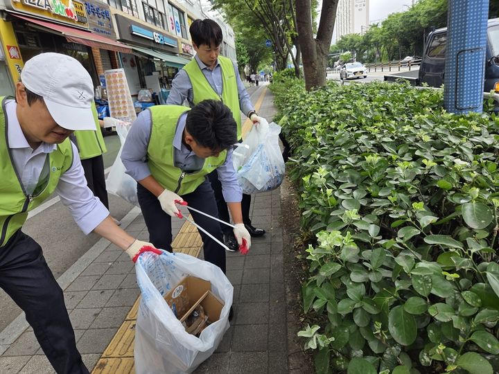 [서울=뉴시스] 유한양행은 지난 10일부터 3일간 사업장별 '런치타임 플로깅'을 통해 본사, 연구소, 공장 3개 사업장에서 점심시간에 직원들이 조를 나눠 사업장 인근 지역의 쓰레기를 수거하는 활동을 전개했다. (사진=유한양행 제공) 2025.06.16. photo@newsis.com *재판매 및 DB 금지