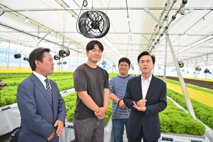 [홍성=뉴시스] 김태흠 충남지사가 16일 박정현 부여군수와 도민과의 대화 후 장암면 스마트팜 단지로 이동, 스마트 농업 정책 현장을 점검하고 있다. *재판매 및 DB 금지