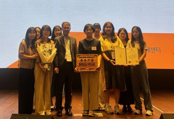 [음성=뉴시스] 음성군 치매안심센터가 충북도 치매관리사업 평가 최우수상을 수상한 모습. (사진=음성군 제공) photo@newsis.com *재판매 및 DB 금지