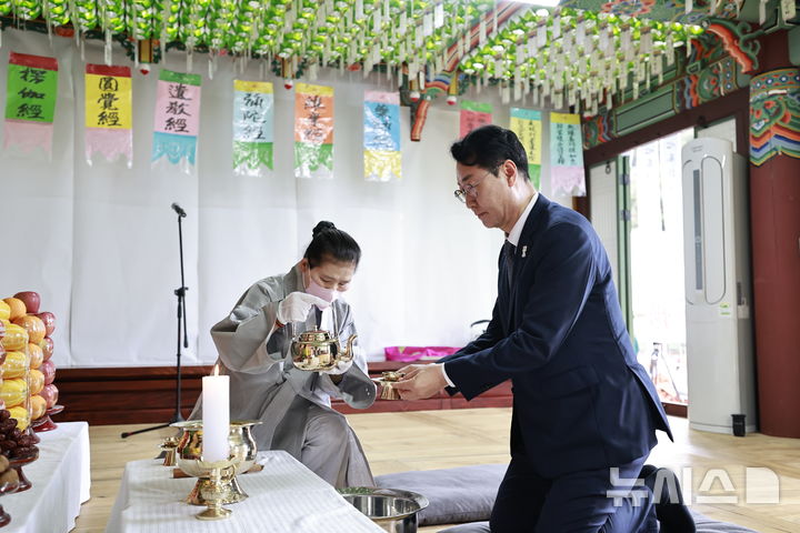 [화성=뉴시스]정명근 화성시장이 16일 용주사 호성전에서 열린 사도세자 추모 263주기 기신제에서 헌다 의식을 하고 있다.(사진=화성시 제공)2025.06.16.photo@newsis.com