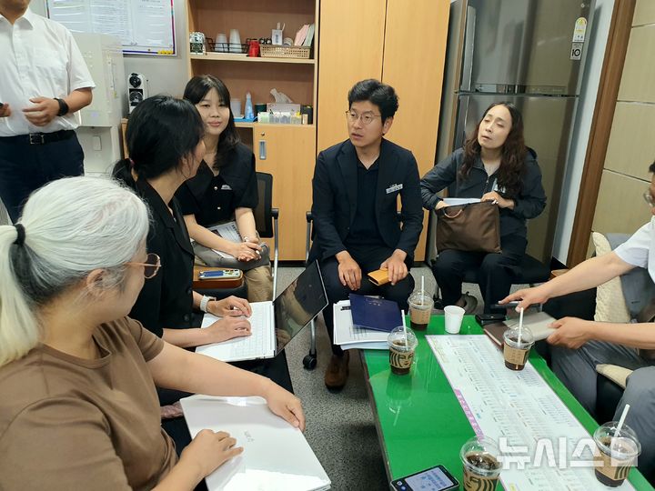 [창원=뉴시스] 강경국 기자 = 이쾌영 경남 창원시 문화시설사업소장이 16일 시청 프레스센터에서 대한민국민주주의전당 운영자문위원회 위촉 논란과 관련해 기자간담회를 갖고 있다. 2025.06.16. kgkang@newsis.com