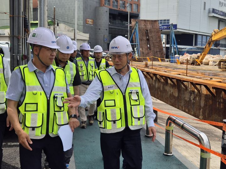 [부산=뉴시스] 부산 영도구 호안 보강공사 현장을 송상근 부산항만공사 사장(가운데)이 점검하고 있다. (사진=부산항만공사 제공) 2025.06.16. photo@newsis.com *재판매 및 DB 금지