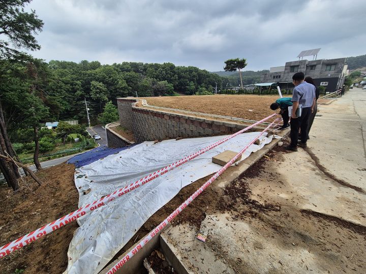 [천안=뉴시스] 여름철 집중 호우 대비 현장 점검 모습.(사진=천안시 제공)2025.06.16.photo@newsis.com. *재판매 및 DB 금지