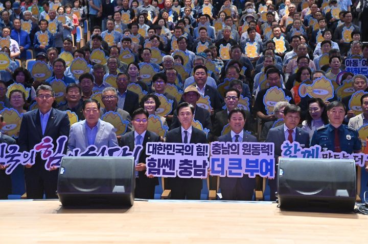 [홍성=뉴시스] 김태흠 충남지사가 부여군을 찾아 도민들과의 대화를 가진 후 참석자들과 기념촬영을 하고 있다.&nbsp; *재판매 및 DB 금지