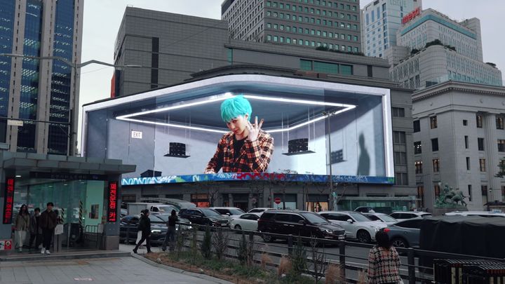 [서울=뉴시스]신세계스퀘어가 가수 지드래곤(G-Dragon)의 앨범 'Übermensch’의 타이틀곡 'Too Bad' 뮤직비디오를 기반으로 제작한 시보 영상을 공개했다고 17일 밝혔다.(사진=신세계백화점 제공) *재판매 및 DB 금지