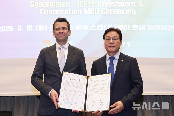 [창원=뉴시스] 박완수(오른쪽) 경남도지사가 16일(현지시각) 오전 덴마크 코펜하겐에 있는 래디슨 블루 스칸디나비아 호텔에서 핀란드 글로벌 소형 합성개구레이더 위성 기업인 ICEYE 요스트 엘스탁(Joost Elstak) 글로벌 미션 총괄부사장과 투자유치 및 업무협약을 체결하고 있다. (사진=경남도 제공) 2025.06.16. photo@newsis.com