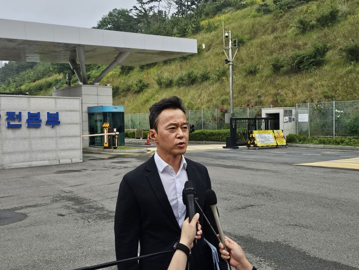 [태안=뉴시스] 김덕진 기자=김상훈 충남경찰청 고 김충현 태안화력발전소 하청업체 근로자 사망사고 전담 수사팀장이 16일 태안화력발전소 정문에서 압수수색 관련 브리핑을 하고 있다. 2025.06.16. spark@newsis.com  *재판매 및 DB 금지