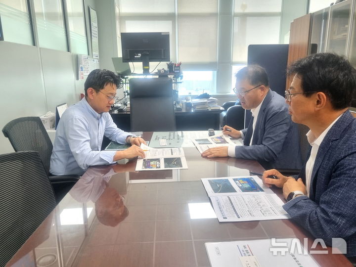 [창원=뉴시스] 강경국 기자 = 장금용 경남 창원시장 권한대행(오른쪽 두번째)이 16일 강윤진 기획재정부 경제예산심의관 사무실에서 2026년도 주요 국비 사업을 설명하고 있다. (사진=창원시청 제공). 2025.06.16. photo@newsis.com