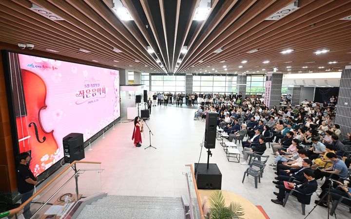 [울산=뉴시스] 울산시는 시청 본관 1층 로비와 시청 마당에 있는 생활정원이 ‘문화 소통의 장(場)’으로 탈바꿈하고 있다고 17일 밝혔다. 사진은 1층 로비. (사진= 울산시 제공) 2025.06.17.photo@newsis.com *재판매 및 DB 금지