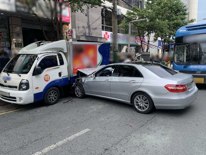 [부산=뉴시스] 16일 오후 부산 부산진구의 한 일방통행로에서 교차로로 진입하던 승용차가 갑자기 속력을 높여 중앙분리대를 들이받은 뒤 반대편 차로로 넘어가 SUV차량을 들이받았다. (사진=부산경찰청 제공) 2025.06.16. photo@newsis.com *재판매 및 DB 금지