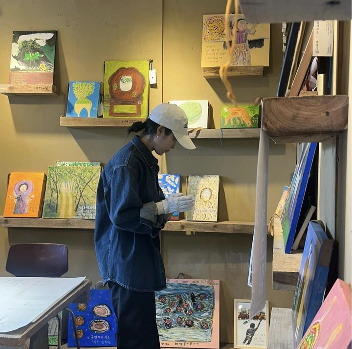 [서울=뉴시스] 가수 아이유가 '폭싹 속았수다 똘도, 어멍도, 할망도' 전시회를 보기 위해 제주를 찾았다. (사진=아이유 인스타그램 캡처) 2025.06.16. photo@newsis.com *재판매 및 DB 금지
