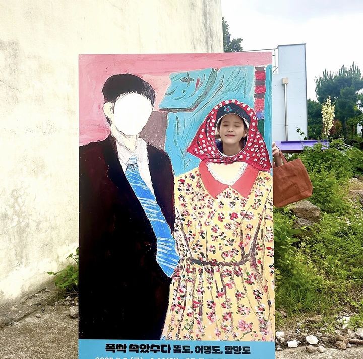 [서울=뉴시스] 가수 아이유가 '폭싹 속았수다 똘도, 어멍도, 할망도' 전시회를 보기 위해 제주를 찾았다. (사진=아이유 인스타그램 캡처) 2025.06.16. photo@newsis.com *재판매 및 DB 금지